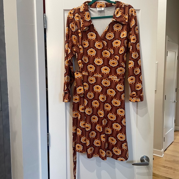 Unique Vintage Plus Size Retro Daisy Daze Wrap Dress - Size 20 - Picture 2 of 2